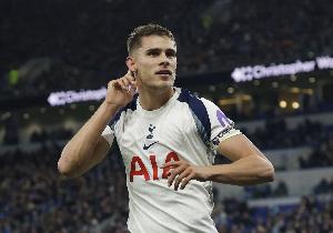 记者：热刺与范德芬的续约谈判已非常深入，德泽尔比发挥关键作用